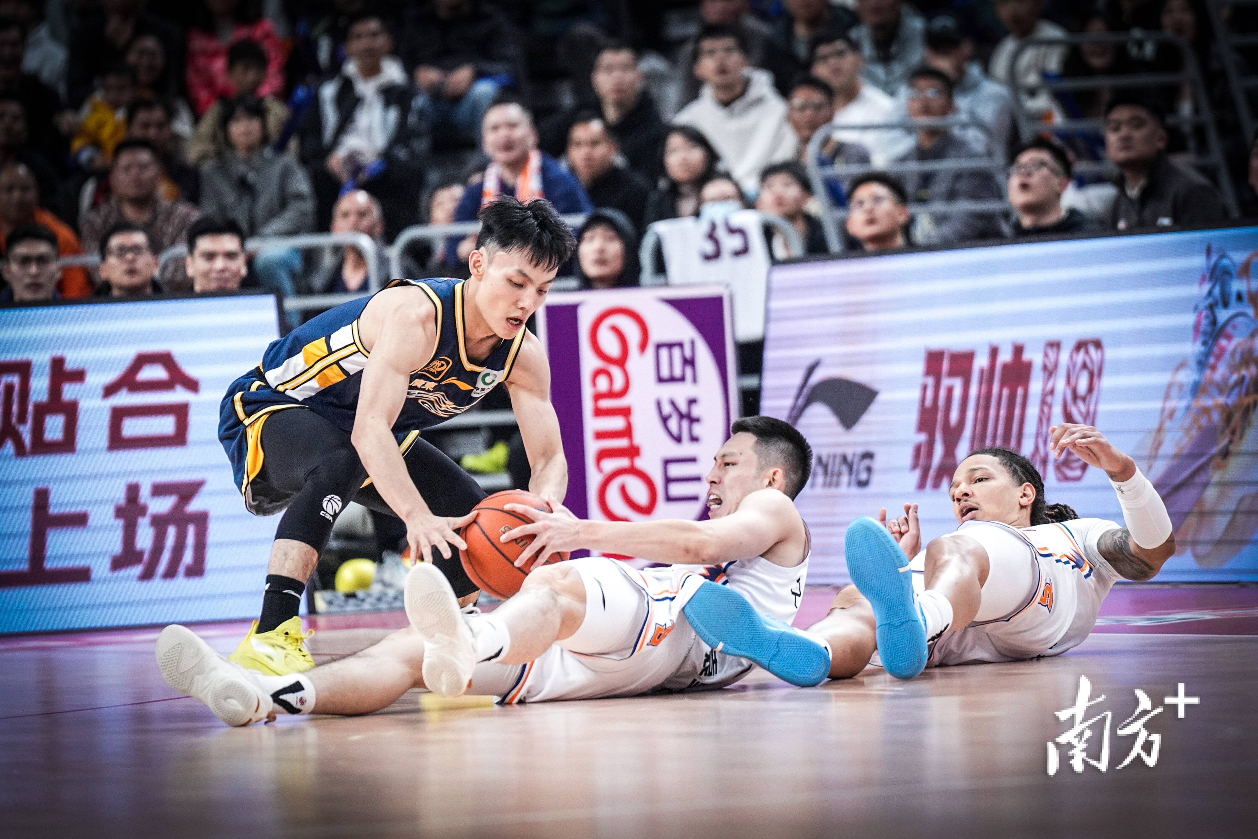 包含CBA常规赛集结日走向成谜，广州队回应争议，媒体盛赞，训练强度明显提升的词条