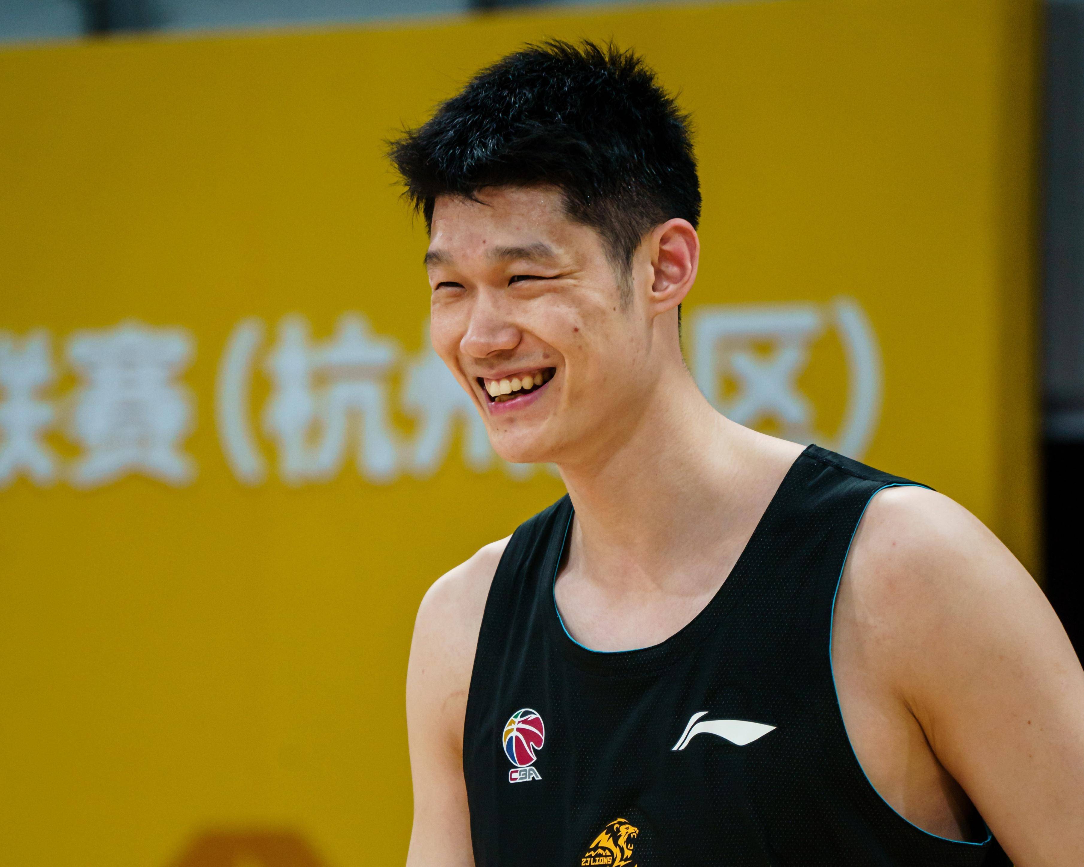 包含CBA常规赛集结日走向成谜，广州队回应争议，媒体盛赞，训练强度明显提升的词条